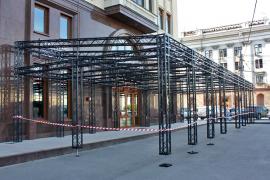 Алюминиевый навес для уличной торговли летом: инженерный подход к комфорту и безопасности